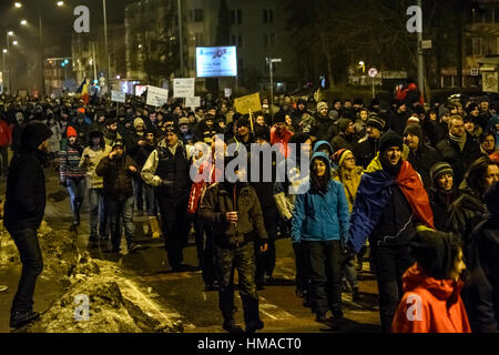 Brasov, Rumänien. 1. Februar 2017. Menschen protestieren gegen die Entscheidung des Gefangenen Begnadigung, vor allem für Korruption, auf den Straßen von Brasov, Rumänien. Bildnachweis: Ionut David/Alamy Live-Nachrichten Stockfoto