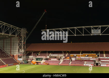 Edinburgh, UK. 2. Februar 2017. Herz von Midlothian FC Sanierung des Tynecastle Stadium rundet der Installationsphase einer 104 Tonnen Stahl Struktur über die bestehende Haupttribüne. Dadurch wird den neuen Stand über dem vorhandenen Messestand gebaut werden, die bis zum Ende der Saison 2016/17 in Betrieb bleiben. Der neue Stand wird im September 2017 Boden Kapazitätssteigerung von mehr als 3.500 abgeschlossen. Bildnachweis: Alan Paterson/Alamy Live-Nachrichten Stockfoto