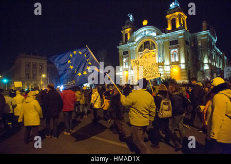 Cluj-Napoca, Rumänien. 2. Februar 2017. Zehntausende Rumänen marschierten die Straßen der Cluj-Napoca zu einer Notstandsregierung Dekret zu protestieren, die eine Zeichenfolge von Machtmissbrauch, Korruption Straftaten entkriminalisieren würde. Bildnachweis: Cristian Mijea/Alamy Live-Nachrichten Stockfoto