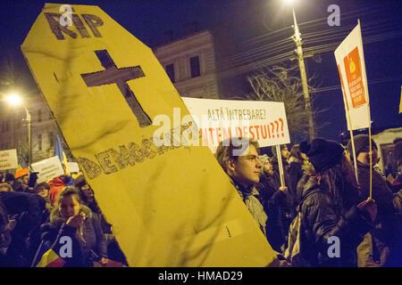 Cluj-Napoca, Rumänien. 2. Februar 2017. Zehntausende Rumänen marschierten die Straßen der Cluj-Napoca zu einer Notstandsregierung Dekret zu protestieren, die eine Zeichenfolge von Machtmissbrauch, Korruption Straftaten entkriminalisieren würde. Bildnachweis: Cristian Mijea/Alamy Live-Nachrichten Stockfoto