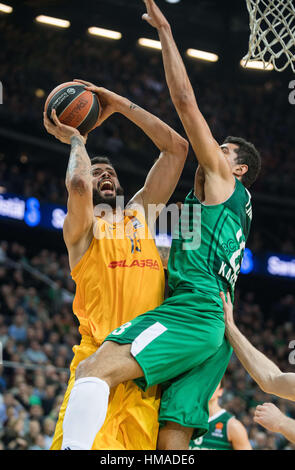 Vilnius, Litauen. 2. Februar 2017. Vitor Faverani (L) vom FC Barcelona Lassa Spanien schießt während eines Spiels der regulären Saison der EuroLeague 2016 / 17 gegen Zalgiris Kaunas Litauen in Vilnius, Litauen. Bildnachweis: Alfredas Pliadis/Xinhua/Alamy Live-Nachrichten Stockfoto