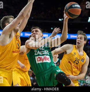 Vilnius. 2. Februar 2017. Edgaras Ulanovas (C) von Zalgiris Kaunas Litauen Triebe während der Regular Season match des EuroLeague 2016 / 17 gegen FC Barcelona Lassa Spanien in Vilnius, Litauen, Feb.2, 2017. Bildnachweis: Alfredas Pliadis/Xinhua/Alamy Live-Nachrichten Stockfoto