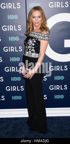 New York City, USA. 2. Februar 2017. Leslie Mann gesehen statt Ankunft in den sechs Staffel "Girls" in der Alice Tully Hall im Lincoln Center in New York City. Bildnachweis: RCF/Everett Collection/Alamy Live-Nachrichten Stockfoto