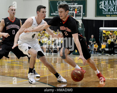 Williamsburg, USA. 2. Februar 2017. Nordöstlichen Wache Bolden Klammer (2) dribbelt gegen William und Mary bewachen Omar Prewitt (4) in der ersten Hälfte in Kaplan Arena in Williamsburg, Virginia. Bildnachweis: Chuck Myers/ZUMA Draht/Alamy Live-Nachrichten Stockfoto