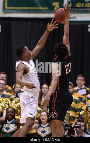 Williamsburg, USA. 2. Februar 2017. Nordöstlichen Wache Devon Begley (20) blockt einen Schuss von William und von Mary Wache Daniel Dixon (0) in der ersten Hälfte in Kaplan Arena in Williamsburg, Virginia. Bildnachweis: Chuck Myers/ZUMA Draht/Alamy Live-Nachrichten Stockfoto