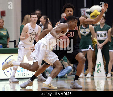 Williamsburg, USA. 2. Februar 2017. William und Mary Wache Daniel Dixon (0) Laufwerke gegen Northeastern bewachen Devon Begley (20) in der ersten Hälfte in Kaplan Arena in Williamsburg, Virginia. Bildnachweis: Chuck Myers/ZUMA Draht/Alamy Live-Nachrichten Stockfoto