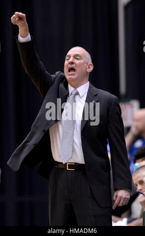 Williamsburg, USA. 2. Februar 2017. Nordöstlichen Cheftrainer Bill Coen leitet seine Spieler gegen William und Mary in der ersten Hälfte in Kaplan Arena in Williamsburg, Virginia. Bildnachweis: Chuck Myers/ZUMA Draht/Alamy Live-Nachrichten Stockfoto