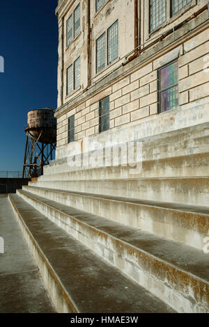 Cellhouse Schritte und Wasserturm, Alcatraz Island, San Francisco, Kalifornien, USA Stockfoto