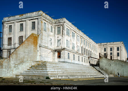 Besucher gehen auf Erholung Hof in Richtung Cellhouse, Alcatraz Island, San Francisco, Kalifornien, USA Stockfoto