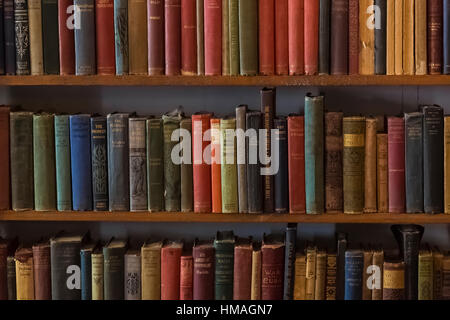 Alte Bibliothek Regale in der Trading Post, Hubbell Trading Post National Historic Site innerhalb der Navajo Nation, Arizona, USA Stockfoto