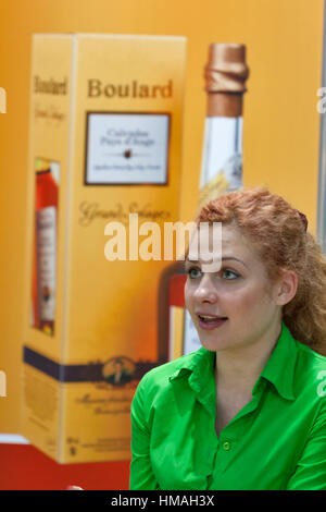 Calvados Boulard Verkostung Stand mit Moderator während des ukrainischen Festivals Poljana Wino Fest 2013 in in Kiew, Ukraine. Calvados ist ein Apfel Schnaps fr Stockfoto