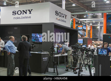 Besucher besuchen Sie Sony TV Geräte Stand auf Kiew International TV und Radio Messe 2013. Es ist das Hauptgeschäft Forum für Fachleute des ukrainischen med Stockfoto