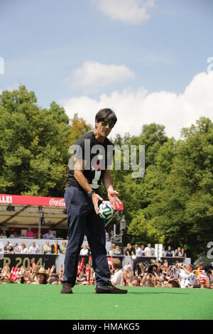 Deutsche Fußball-Nationalmannschaft und Chef-Trainer Löw feiern FIFA World Cup Championship am 15. Juli 2014 in Berlin, Deutschland. Stockfoto