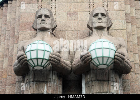 Statuen von Eliel Saarinen vor dem Hauptbahnhof Helsinki, Finnland Stockfoto