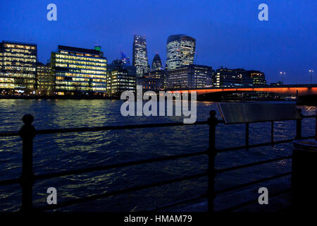 31. Januar 2017. London, UK. Skyline von der City of London mit der London Bridge und der Themse in der Abenddämmerung. Stockfoto