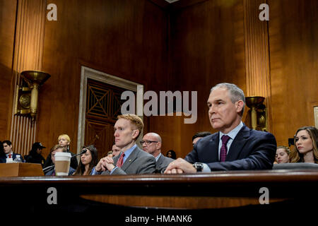 Washington, DC, USA, 18. Januar 2017 Oklahoma Attorney General Scott Pruitt (rechts) ist dem Senat Ausschuss für Umwelt und öffentliche Arbeiten von Senator James Lankford (R -OK) während seiner Anhörungen zur Bestätigung, der Administrator des EPA Fotos von eingeführt: Mark Reinstein Stockfoto