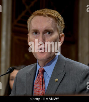 Washington, DC, USA, 18. Januar 2017 Senator James Lankford (R -OK) an Zeuge Tisch während der Anhörungen zur Bestätigung für Scott Pruitt Administrator des EPA Fotos von: Mark Reinstein Stockfoto
