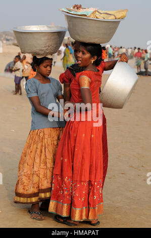 PURI, Indien - Dezember 19: Frau mit vollen Schale Krabben auf dem Kopf an einem Strand in Orissa, Puri im 19. Dezember 2009 Stockfoto