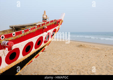 Fischer Boot am Sandstrand in Orissa, Indien Stockfoto