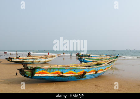 Fischer Boot an einem Sandstrand in Orissa, Indien Stockfoto