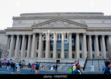 Washington, DC, USA, 21. Januar 2017 Demonstranten marschieren vorbei National Archive Building in Washington DC. Foto von: Mark Reinstein Stockfoto