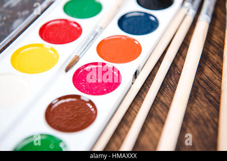 Aquarellfarben und Pinsel Stockfoto