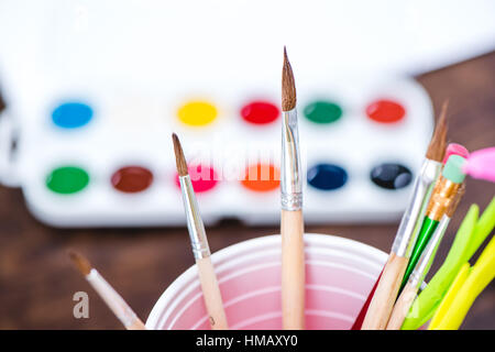 Aquarellfarben und Pinsel Stockfoto