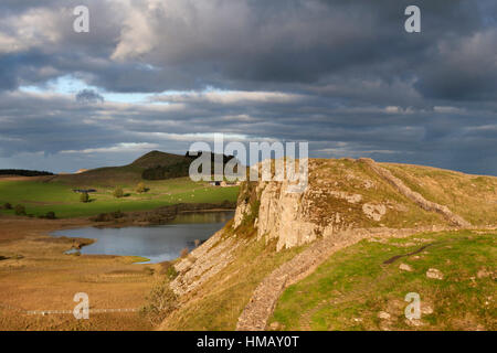 Der Hadrianswall: einen frühen Herbst Blick entlang Peel Felsen, Blick in Richtung Crag Lough, Highshield und Hotbank Klippen Stockfoto