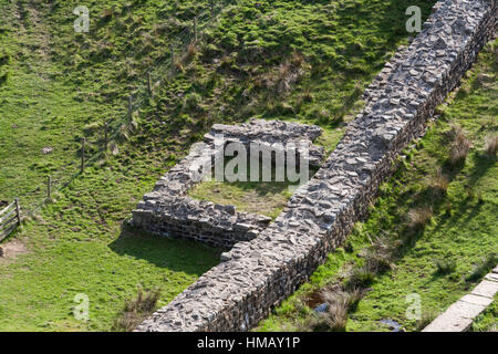 Hadrians Wall: die Überreste der relativ neu entdeckten Turm in Peel Lücke, angesehen vom westlichen Ende der Peel-Felsen Stockfoto