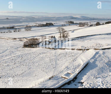 Der Hadrianswall: der Roman Wall, Peel Lücke Turm und Peel Schutzhütte unter einer Decke von Schnee, von Peel Klippen betrachtet Stockfoto