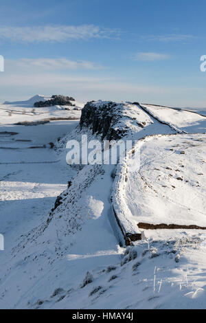 Der Hadrianswall: Schnee bedeckt den Boden in dieser Ansicht, Blick nach Osten über Schloss Nick und MC 39 aus dem Pfad auf Peel Klippen Stockfoto