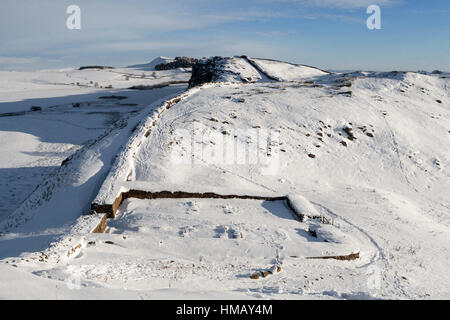 Der Hadrianswall: die Reste der Milecastle 39 am Schloss Nick an einem verschneiten Wintertag Stockfoto