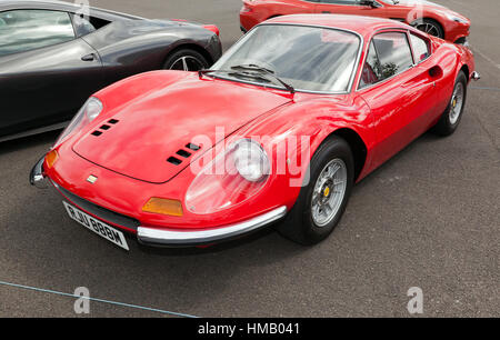 Dreiviertelansicht von einem 1973, 2,4 L, roten Ferrari Dino 246 GT, auf dem Display auf 2016 Silverstone Classic Stockfoto