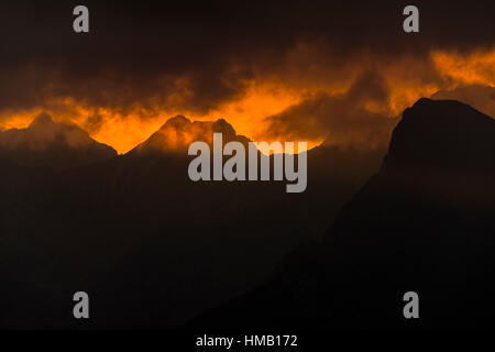 Dramatische Wolken über Lechtaler Berge, Sonnenaufgang, Elmen, Lechtal, Bezirk Reutte, Tirol, Österreich Stockfoto