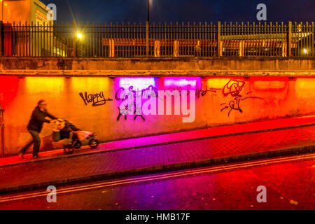 Weihnachten-Graffiti an der Unterführung am Bahnhof von Brighton Stockfoto