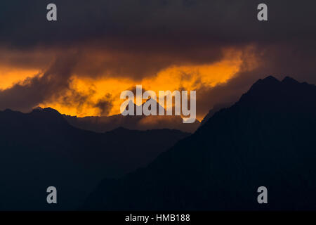 Dramatische Wolken über Lechtaler Berge, Sonnenaufgang, Elmen, Lechtal, Bezirk Reutte, Tirol, Österreich Stockfoto