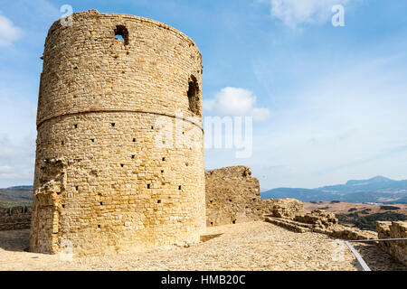 Turm der mittelalterlichen Burg Jimena De La Frontera, Cadiz, Spanien. Stockfoto