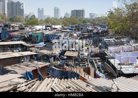 Wäsche auf der Wäscheleine im Slum, Wäscher Viertel Dhobi Ghat, Mahalaxmi, Mumbai, Maharashtra, Indien Stockfoto