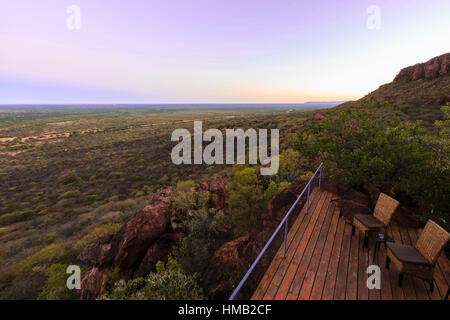 Terrasse mit Blick auf Waterberg Plateau, Namibia Stockfoto