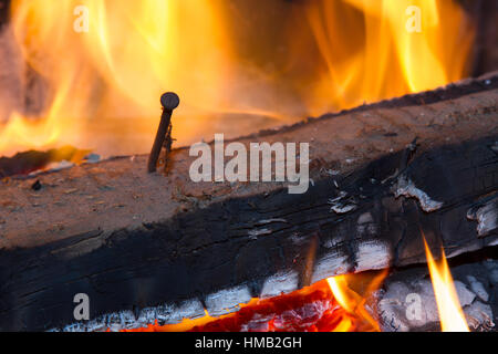 Verbrennung von Holz mit Nagel Stockfoto