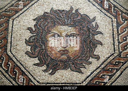 Mosaik der Medusa und der Jahreszeiten. Kalkstein. Roman. 4. Jahrhundert. Palencia. Nationales Archäologisches Museum, Madrid. Spanien. Stockfoto