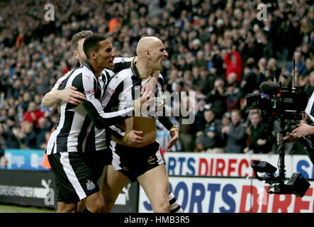 Newcastle United Jonjo Shelvey feiert scoring seiner Seite das erste Tor des Spiels mit Teamkollege Isaac Hayden während der Himmel Bet Meisterschaftsspiel in St James' Park, Newcastle. Stockfoto