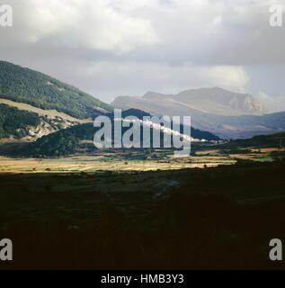 Blick auf Rovere und Rocche Plateau, Regionalpark Sirente-Velino, Abruzzen, Italien. Stockfoto