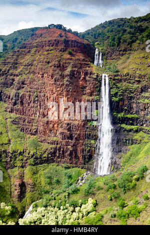 Luftaufnahme des Waipoo fällt in den Waimea Canyon auf Kauai, Hawaii, USA. Stockfoto