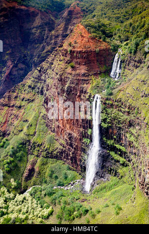 Luftaufnahme des Waipoo fällt in den Waimea Canyon auf Kauai, Hawaii, USA. Stockfoto