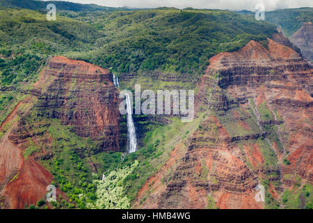 Luftaufnahme des Waipoo fällt in den Waimea Canyon auf Kauai, Hawaii, USA. Stockfoto