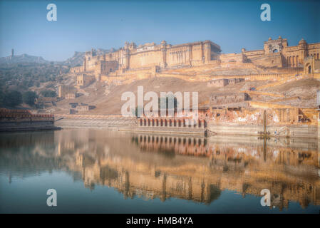 Amber Fort oder Amer - befestigte Residenz von Raja in der gleichnamigen Nordvororten von Jaipur, auf dem Kamm einer felsigen Anhöhe hinter dem See Maota Stockfoto