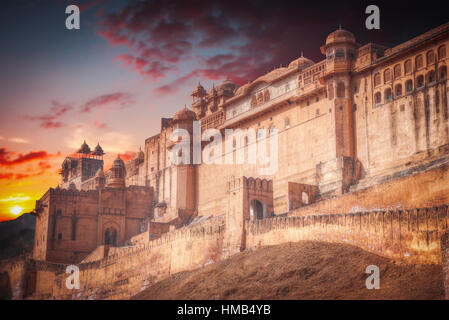 Amber Fort oder Amer - befestigte Residenz von Raja in der gleichnamigen Nordvororten von Jaipur, auf dem Kamm einer felsigen Anhöhe hinter dem See Maota Stockfoto