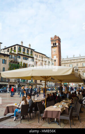 Cafe und Restaurant Terrassen, Piazza Delle Erbe, Verona, Veneto, Italien Stockfoto