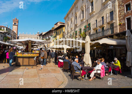 Cafe und Restaurant Terrassen, Piazza Delle Erbe, Verona, Veneto, Italien Stockfoto